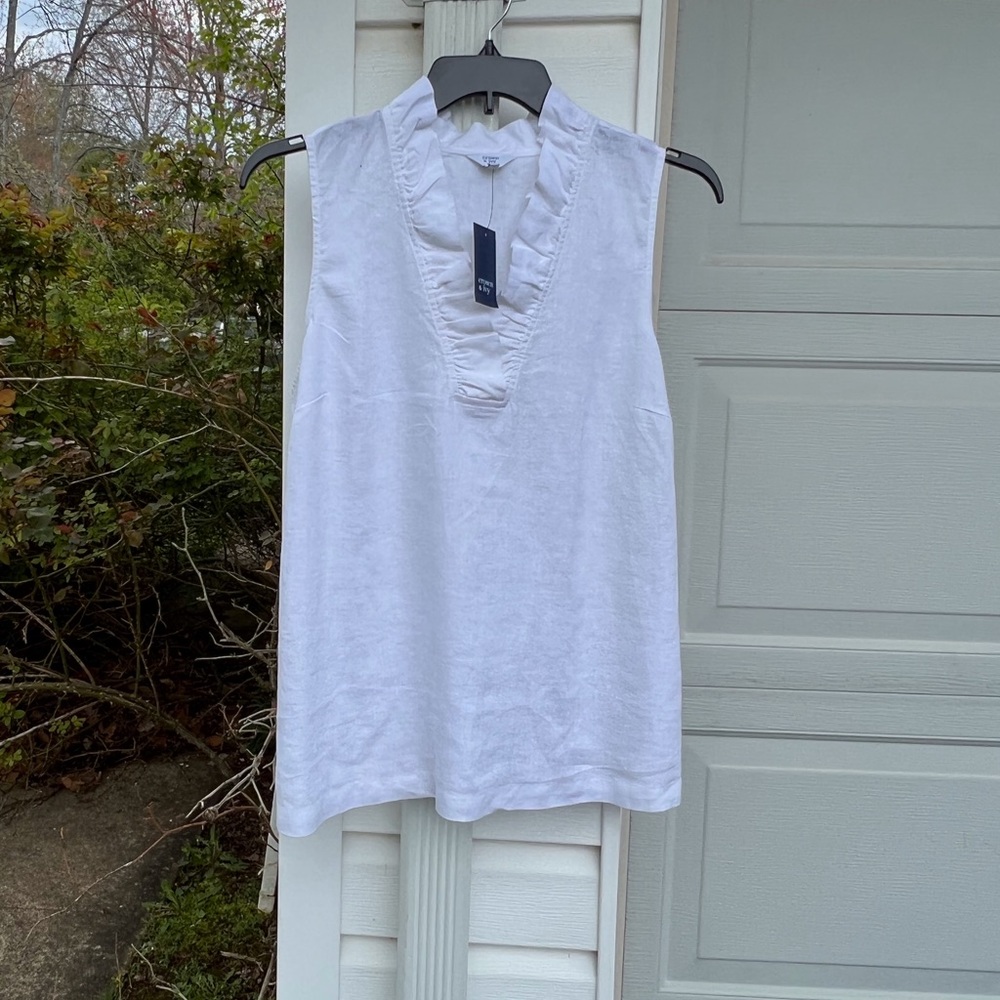 NWT Crown & Ivy Pretty White Ruffle Neck V-Neck Sleeveless Cotton Blouse